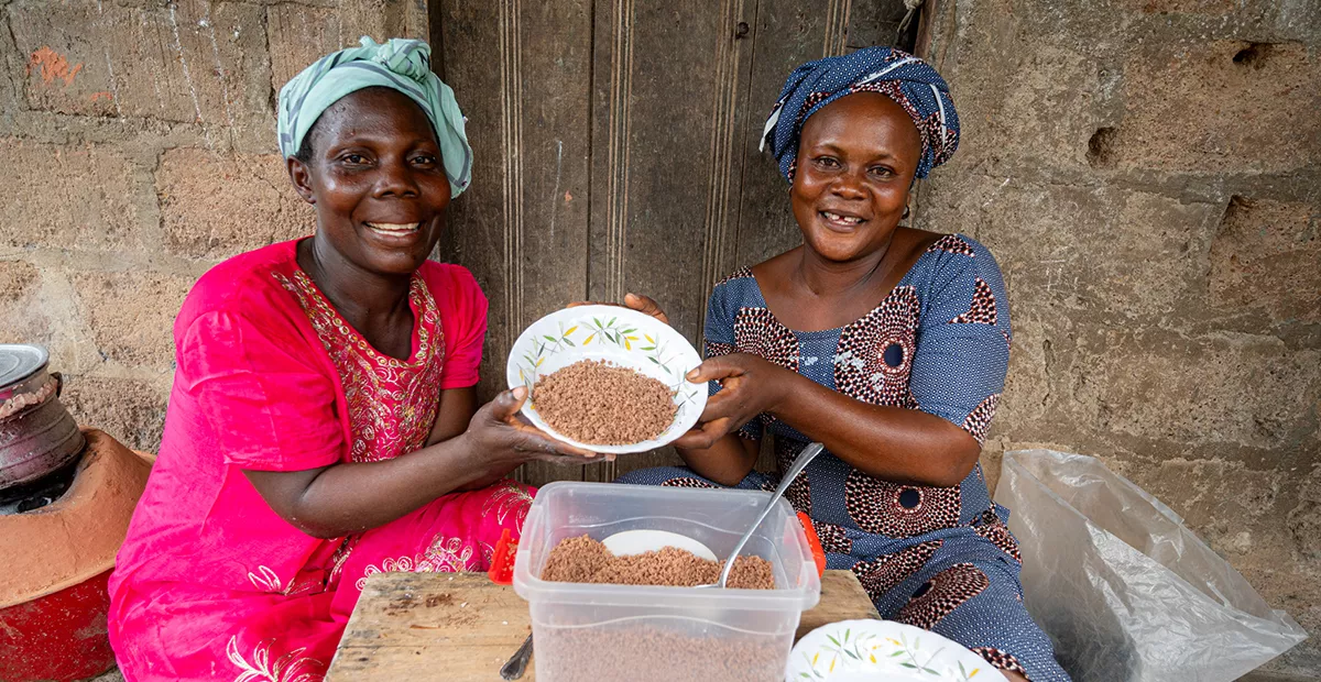   إميفا وأديجو تقدمان الكسكس المصنوع من الذرة الرفيعة للطعام. 